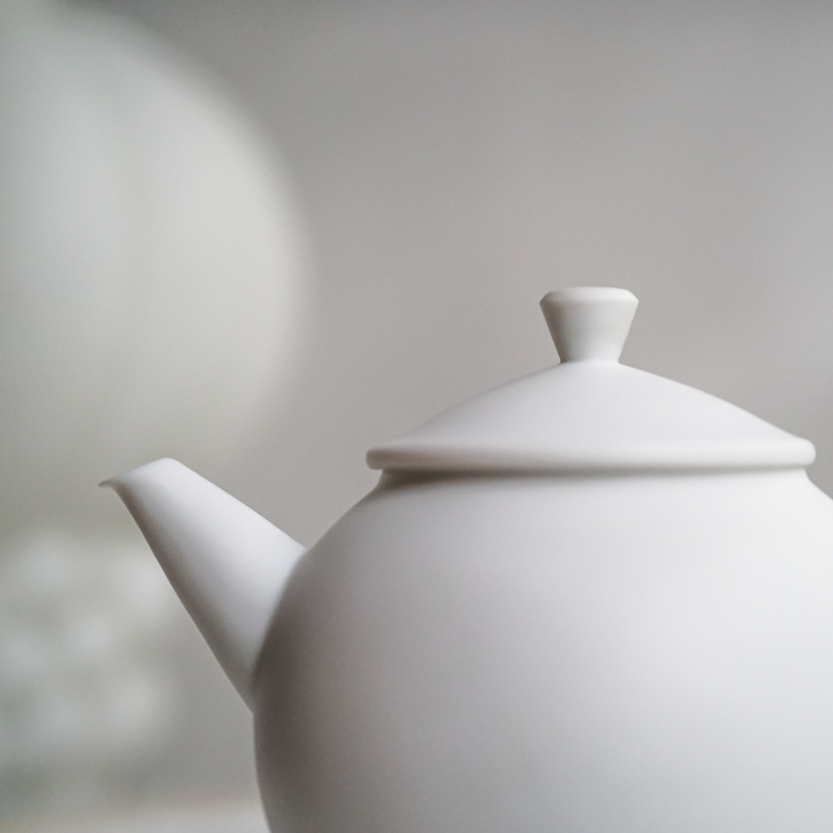 白瓷茶壺